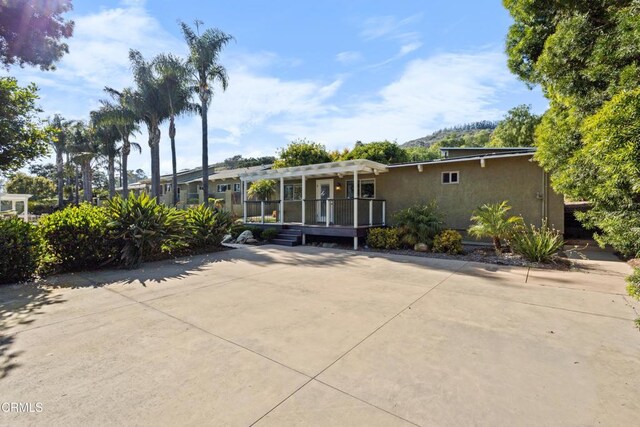 590 Alosta Dr, Camarillo, CA 93010 - back of property featuring a pergola and stucco siding
