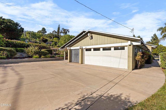 590 Alosta Dr, Camarillo, CA 93010 - garage with concrete driveway