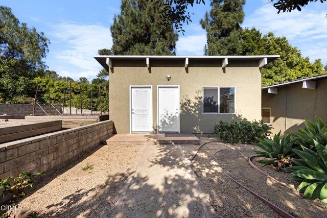590 Alosta Dr, Camarillo, CA 93010 - rear view of property featuring stucco siding