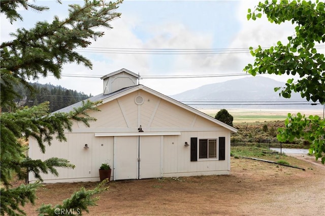 2000 Baldwin Lake Rd, Big Bear City, CA 92314 - garage featuring a mountain view