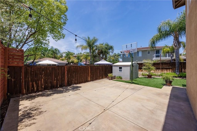 42355 Mountain View Ct, Murrieta, CA 92562 - fenced backyard with a storage shed and a patio