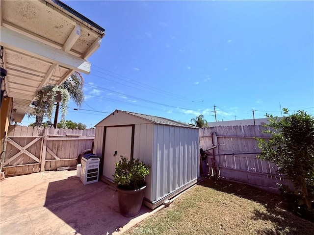 2616 N King St, Bakersfield, CA 93305 - fenced backyard featuring a shed
