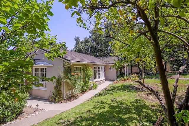 2450 Hermosita Dr, Glendale, CA 91208 - ranch-style home featuring stucco siding and a front lawn