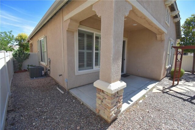 19485 Tor Hill Ln, Apple Valley, CA 92308 - fenced backyard with a patio
