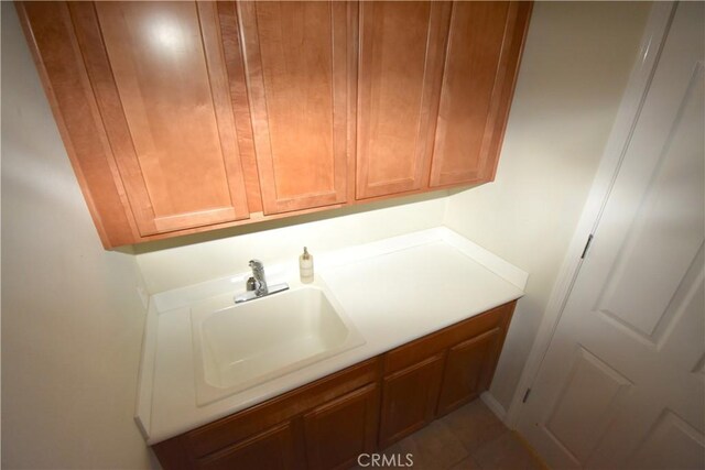 19485 Tor Hill Ln, Apple Valley, CA 92308 - laundry room with a sink