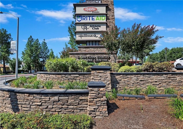 6807 Wilding Pl, Riverside, CA 92506 - view of community sign