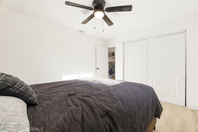 342 Rio Vista Ct, Corning, CA 96021 - bedroom with light wood finished floors, ceiling fan, and a closet