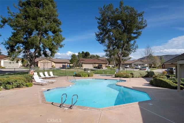 4346 Los Padres Dr, Fallbrook, CA 92028 - community pool with a patio area and a residential view