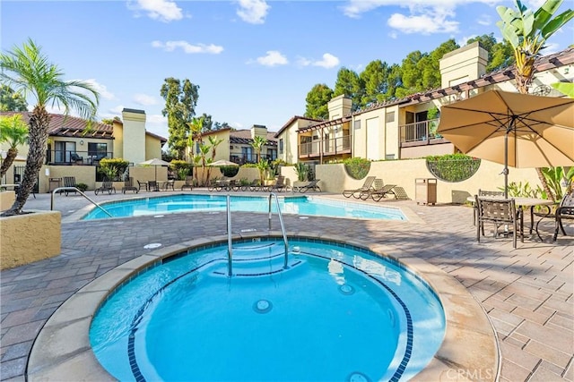 25521 Indian Hill Ln Unit L, Laguna Hills, CA 92653 - community pool with a community hot tub, a residential view, and a patio area