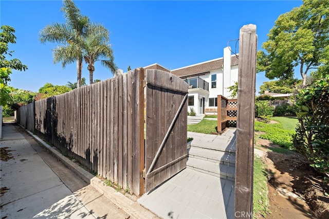 33 Seton Rd, Irvine, CA 92612 - view of side of property