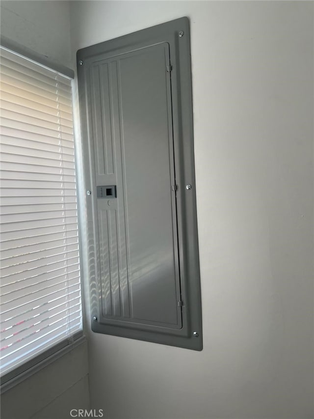 715 S Norton Ave, Los Angeles, CA 90005 - detailed view of electric panel