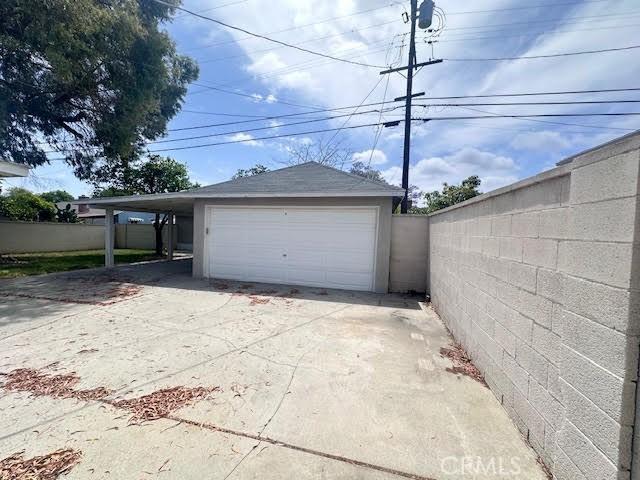 603 N Hawthorn St, Anaheim, CA 92805 - garage featuring a garage