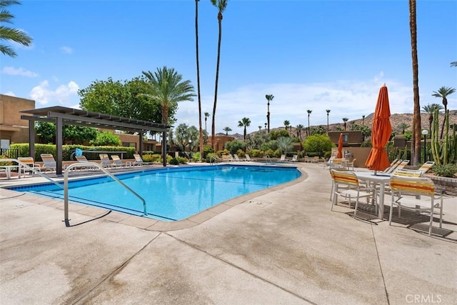 4881 S Winners Cir Unit A, Palm Springs, CA 92264 - community pool with a patio area