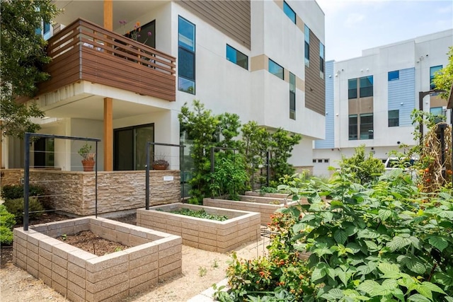 687 W 17th St, Costa Mesa, CA 92627 - view of community featuring a garden