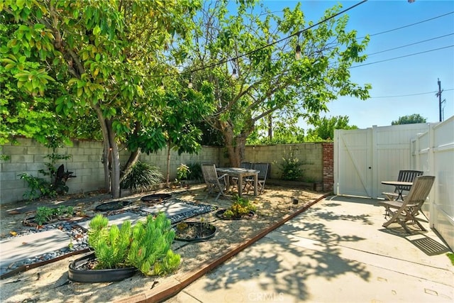 5517 Bevis Ave, Sherman Oaks, CA 91411 - fenced backyard with a patio area and outdoor dining area