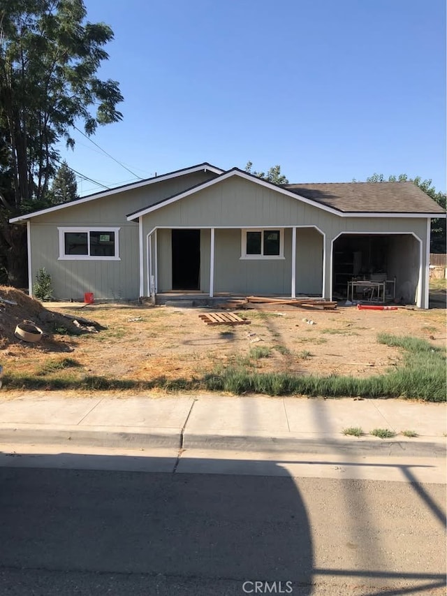 635 N 11th St, Chowchilla, CA 93610 - ranch-style home with covered porch