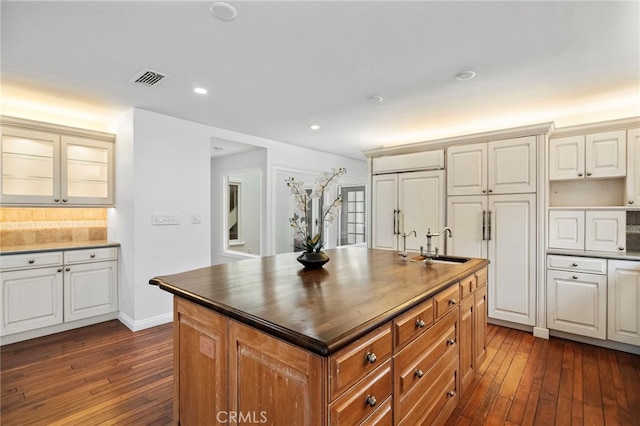 2030 Goldeneye Pl, Costa Mesa, CA 92626 - kitchen featuring dark wood-style floors, tasteful backsplash, a center island, and recessed lighting