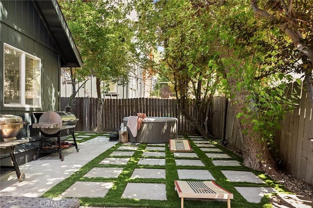 345 Maple Dr, Lake Arrowhead, CA 92352 - fenced backyard with a patio