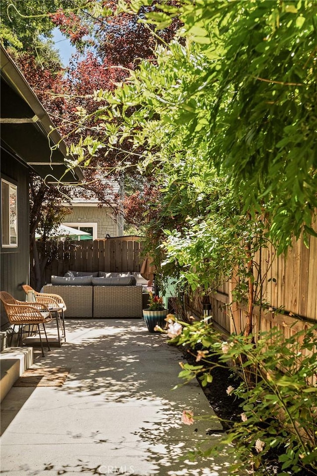 345 Maple Dr, Lake Arrowhead, CA 92352 - fenced backyard with outdoor lounge area and a patio