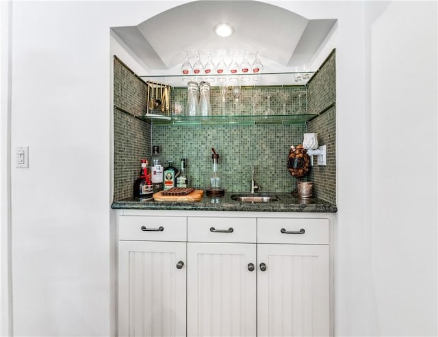 2726 Cardinal Dr, Costa Mesa, CA 92626 - indoor wet bar featuring backsplash