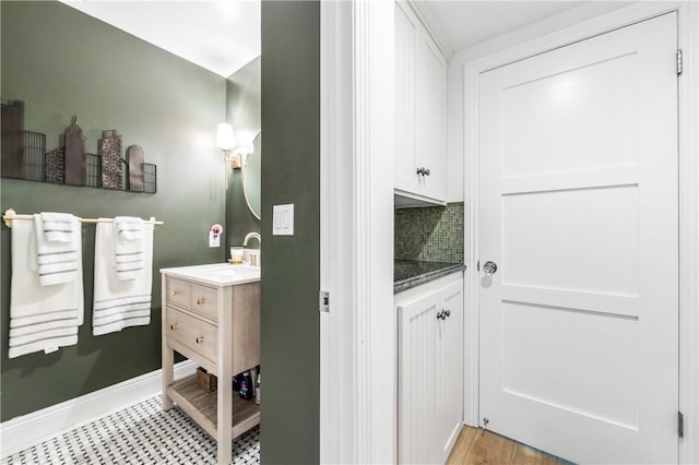 2726 Cardinal Dr, Costa Mesa, CA 92626 - bathroom with vanity and backsplash