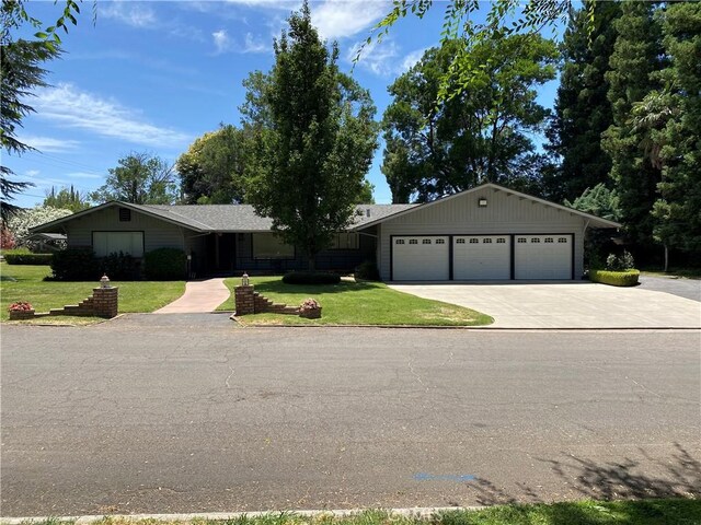 2805 Forist Ln, Merced, CA 95340 - ranch-style house featuring driveway, a garage, and a front lawn
