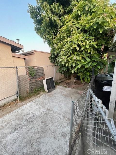 8014 Morton Ave, Los Angeles, CA 90001 - view of patio / terrace