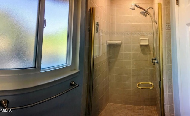 21613 Mountain Dr, Tehachapi, CA 93561 - bathroom with a shower stall