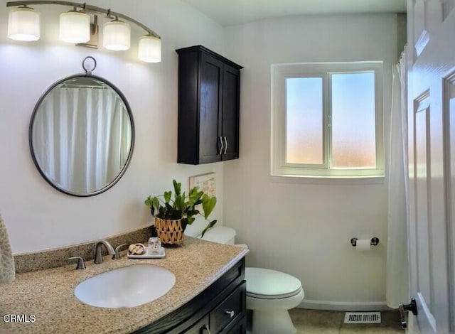 21613 Mountain Dr, Tehachapi, CA 93561 - full bath with vanity and tile patterned flooring