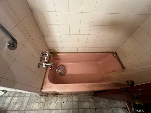 12449 6th St, Yucaipa, CA 92399 - full bathroom featuring washtub / shower combination