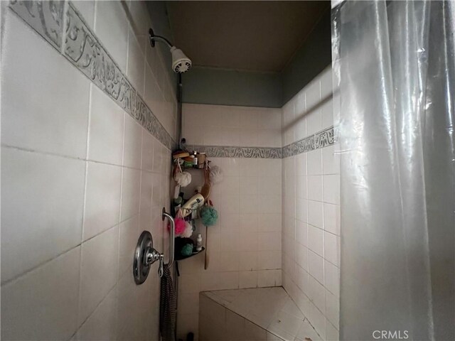 12449 6th St, Yucaipa, CA 92399 - full bath with tiled shower