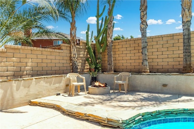 36536 Jenna Ln, Palmdale, CA 93550 - fenced backyard with an outdoor fire pit and a patio area