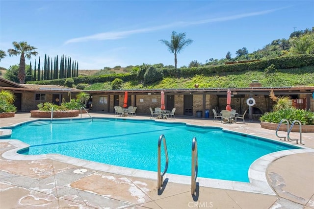 3331 Via Altamira, Fallbrook, CA 92028 - community pool featuring a patio area