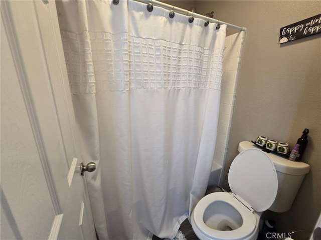 1315 Plaza Way, Perris, CA 92570 - full bath featuring toilet and shower / bathtub combination with curtain