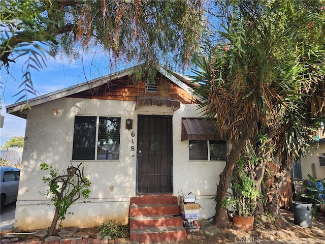 618 S Mcbride Ave, Los Angeles, CA 90022 - view of front of home featuring stucco siding and entry steps