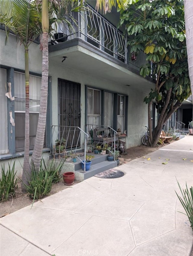 438 Cedar Ave Unit 4, Long Beach, CA 90802 - entrance to property featuring a balcony and stucco siding