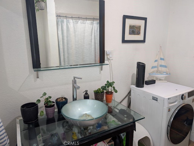 438 Cedar Ave Unit 4, Long Beach, CA 90802 - laundry area with a sink and washer / dryer