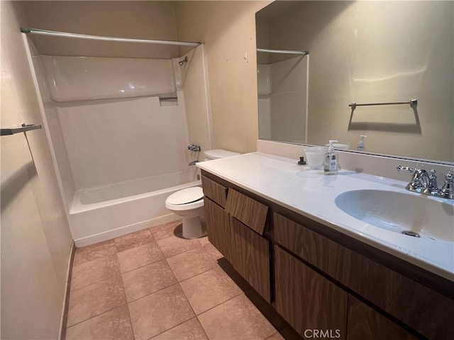 13500 Ramona Pkwy, Baldwin Park, CA 91706 - full bath featuring shower / tub combination, double vanity, and tile patterned floors