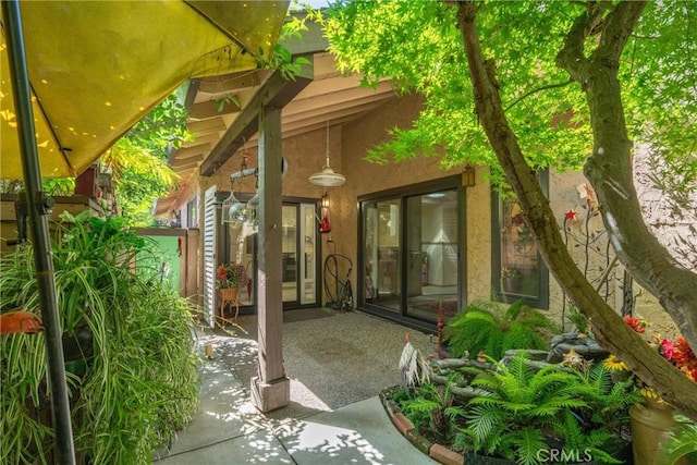 520 Wilshire Ct, Chico, CA 95973 - entrance to property featuring a patio and stucco siding