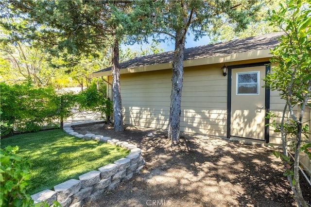 14220 El Monte Rd, Atascadero, CA 93422 - view of side of property featuring a yard, a garage, and roof with shingles