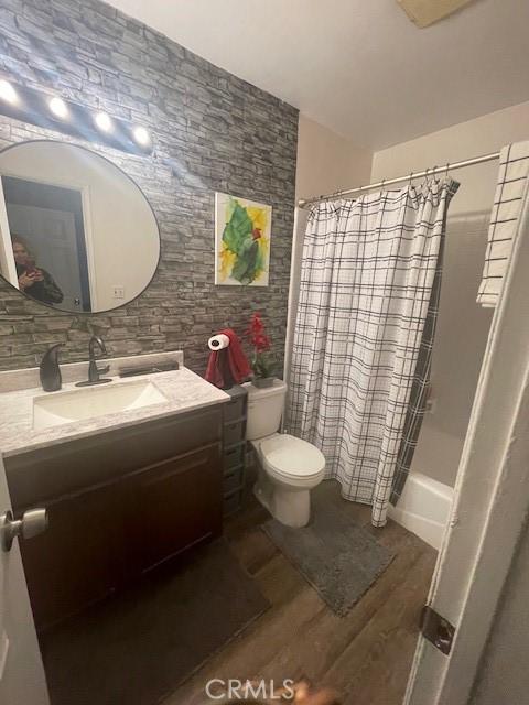 1629 Franklin St Unit 4, Santa Monica, CA 90404 - full bathroom with wood finished floors, vanity, and shower / tub combo
