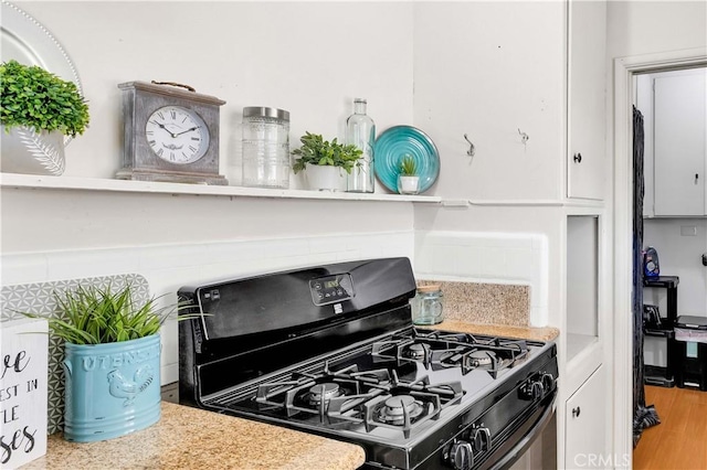 74697 Baseline Rd Unit 29, Palms, CA 92277 - kitchen featuring gas range oven, light countertops, and wood finished floors