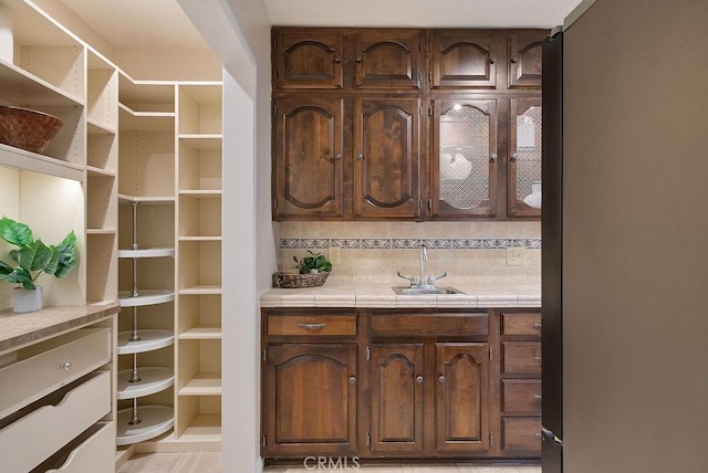 406 University Ave, Burbank, CA 91504 - indoor wet bar featuring freestanding refrigerator and backsplash