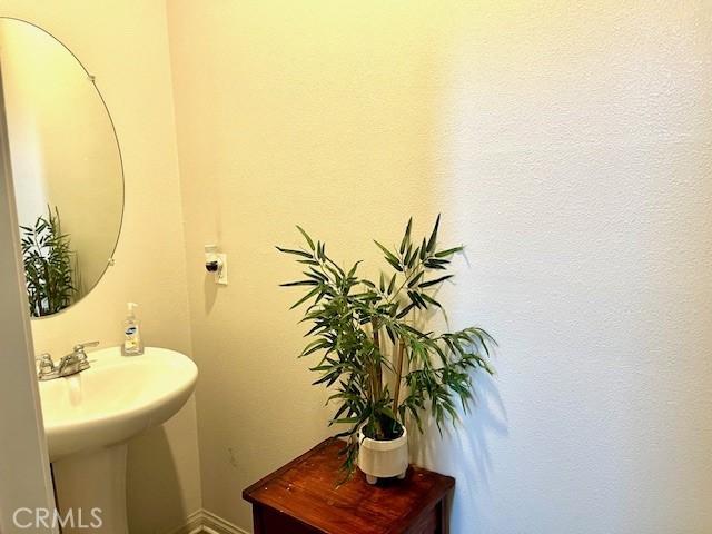 11 Lilac Ln, Compton, CA 90221 - bathroom with a sink