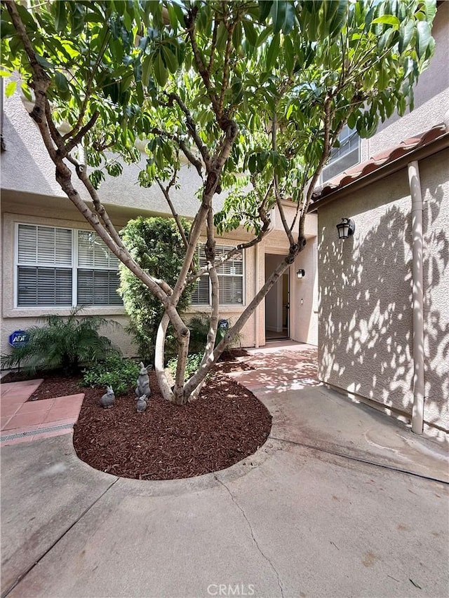 13390 Savanna, Tustin, CA 92782 - property entrance with stucco siding