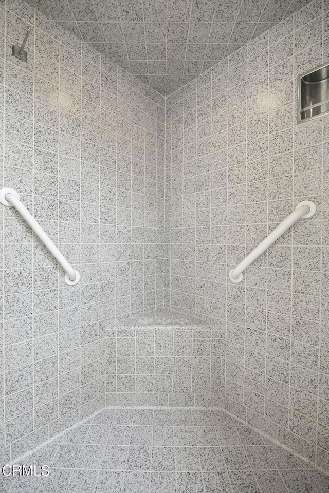 1613 Muir St, Fillmore, CA 93015 - bathroom featuring a tile shower