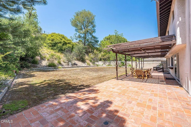 3121 Kingridge Way, Glendale, CA 91206 - fenced backyard with outdoor dining space and a patio
