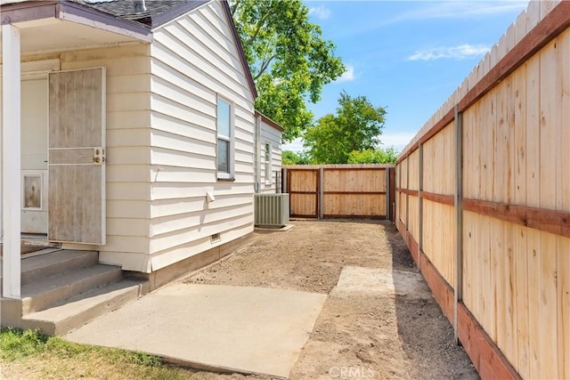 402 E St, Orland, CA 95963 - fenced backyard with entry steps