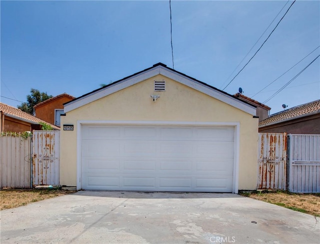 10105 S Main St, Los Angeles, CA 90003 - view of detached garage