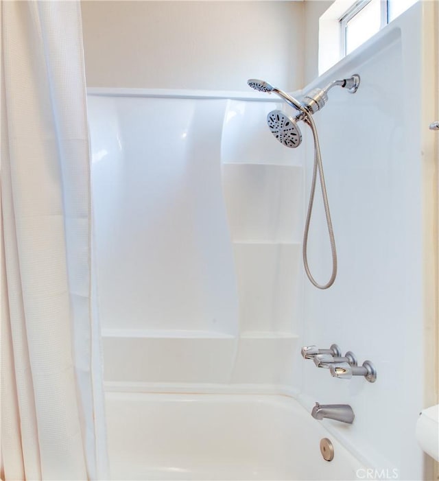 10105 S Main St, Los Angeles, CA 90003 - full bath with shower / bath combo